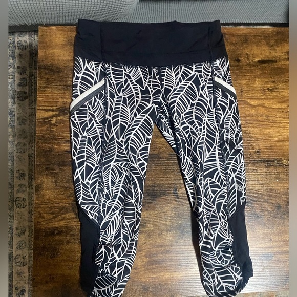 Lululemon Run A Marathon Crop II Pretty Palm Black Angel Wing Size 4 Running - Picture 5 of 10